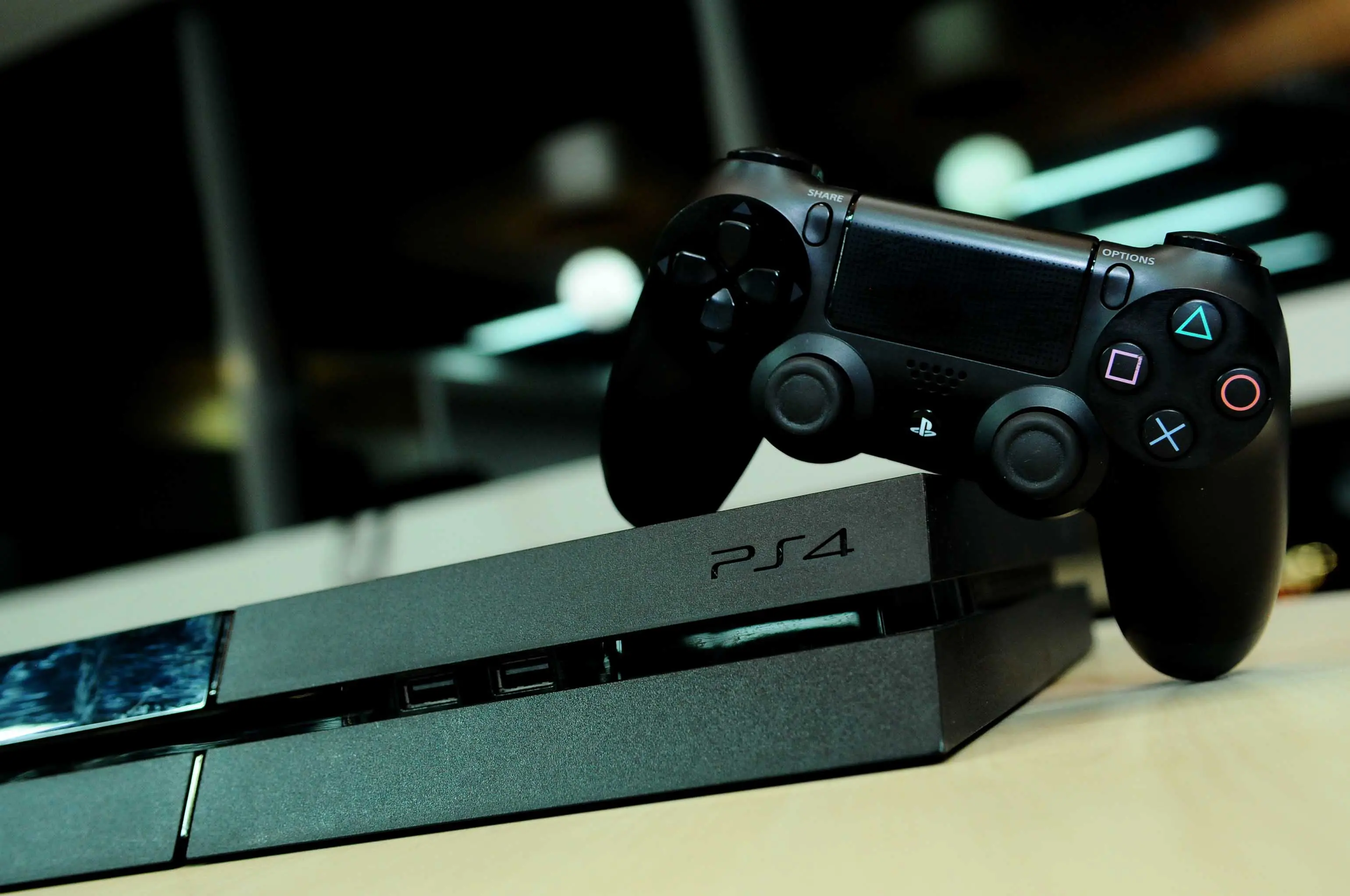 Konsol game generasi terbaru dari Sony ini hadir dengan sejumlah keunggulan dibanding pendahulunya, PlayStation 3 (PS3).