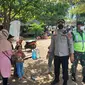 Personil Gabungan Himbau Masyarakat Kosongkan Wisata Pantai. (Minggu, 16/05/2021).
