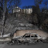 Sebuah mobil Mercedes di perumahan mewah Bel Air, Los Angeles yang habis dilalap api. (MARK RALSTON / AFP)