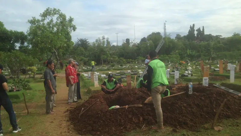 Petugas tengah menggali makam untuk tiga korban pembunuhan sadis Pulomas.