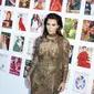Kim Kardashian mengagumi bentuk payudaranya sendiri yang terekam di video Snapchat. Sumber: Popwirez.com.