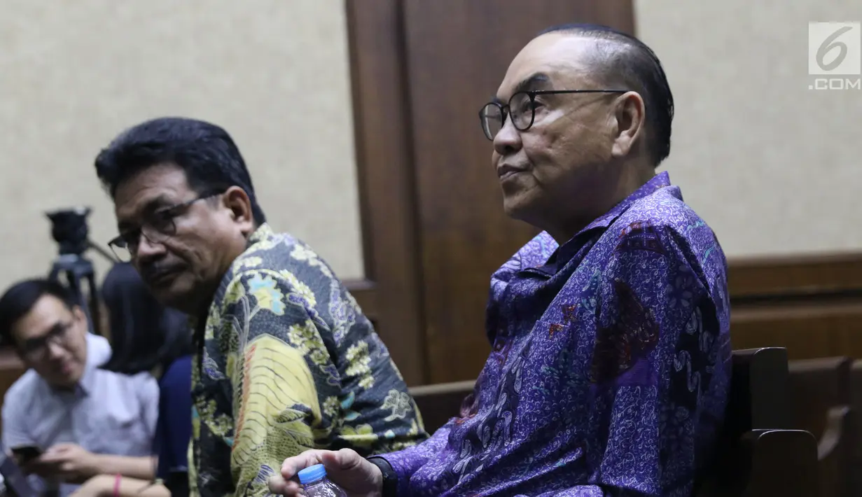 Terdakwa suap pembangunan PLTU Riau-1, Johannes Budisutrisno Kotjo (kanan) jelang sidang putusan di Pengadilan Tipikor, Jakarta, Kamis (13/12). Kotjo divonis 2 tahun 8 bulan penjara dan denda Rp 150 juta subsider 3 bulan. (Liputan6.com/Helmi Fithriansyah)