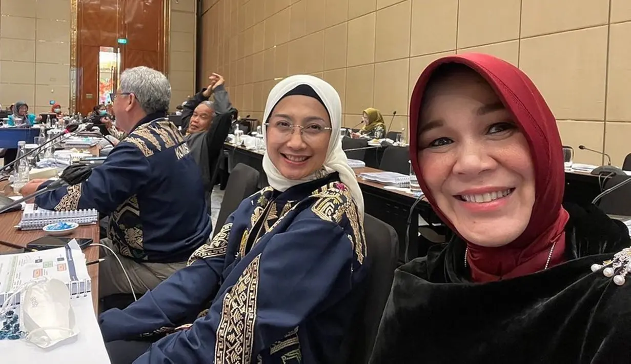 Kegiatan Desy Ratnasari di kantor itu terlihat melalui media sosialnya. Netizen menyebut kalau wanita 48 tahun tersebut terlihat memancarkan aura elegan dengan penampilannya yang fashionable. (Liputan6.com/IG/@desyratnasariterdepan)