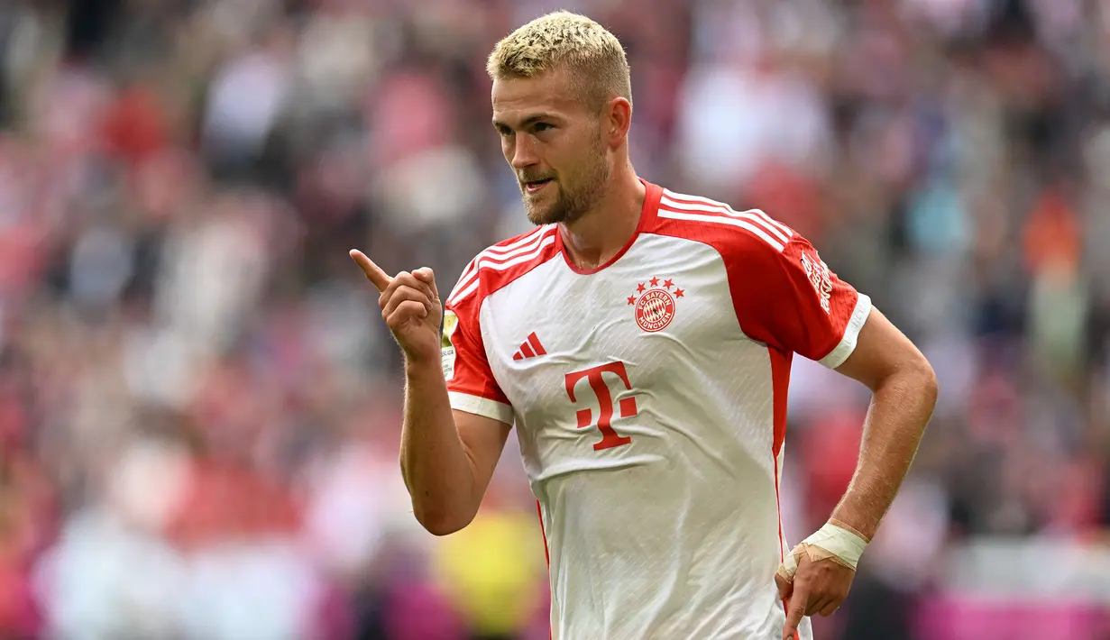 Menurut jurnalis dan pakar transfer Italia, Fabrizio Romano, Manchester United telah mencapai kesepakatan dengan Bayern Munchen untuk mendatangkan bek tengah asal Belanda, Matthijs de Ligt pada awal musim 2024/2025. MU menebusnya dengan nilai transfer 50 juta euro. Selama dua musim berseragam Bayern Munchen, ia total bermain dalam 73 laga di semua kompetisi dengan torehan 5 gol dan 2 assist. (AFP/Christof Stache)