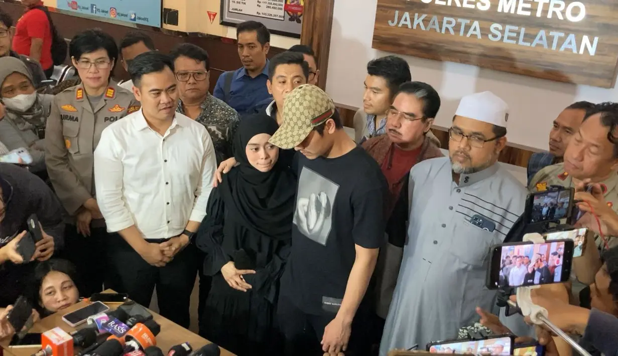 Rizky Billar menyesali perbuatannya. Ia menunduk dan menyeka mata saat meminta maaf. [KapanLagi,com/Irfan Kafril]