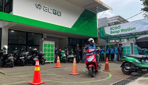 Motor listrik ECGO dibekali dua baterai dengan jarak tempuh hingga 140 kilometer dalam sekali pengisian daya. (ist)
