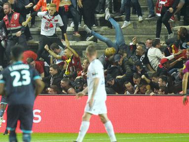 Suporter Lille terjatuh saat pembatas tribun roboh pada laga Ligue 1 Prancis antara Amiens melawan Lille LOSC  di Licorne stadium, Amiens, (30/9/2017). Laga tersebut akhirnya ditunda. (AFP/Francois Lo Presti)