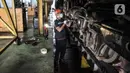 Teknisi saat melakukan perawatan rutin mesin lokomotif kereta jarak jauh di Depo KA Cipinang, Jakarta Timur, Selasa (6/9/2022). Perawatan rutin tersebut meliputi pemeriksaan komponen lokomotif dan memastikannya berfungsi dengan baik, kemudian seluruh bagian seperti sistem angin, diesel, elektrik dan mekanik harus dicek dan diperbaiki secara berkala. (merdeka.com/Iqbal S Nugroho)