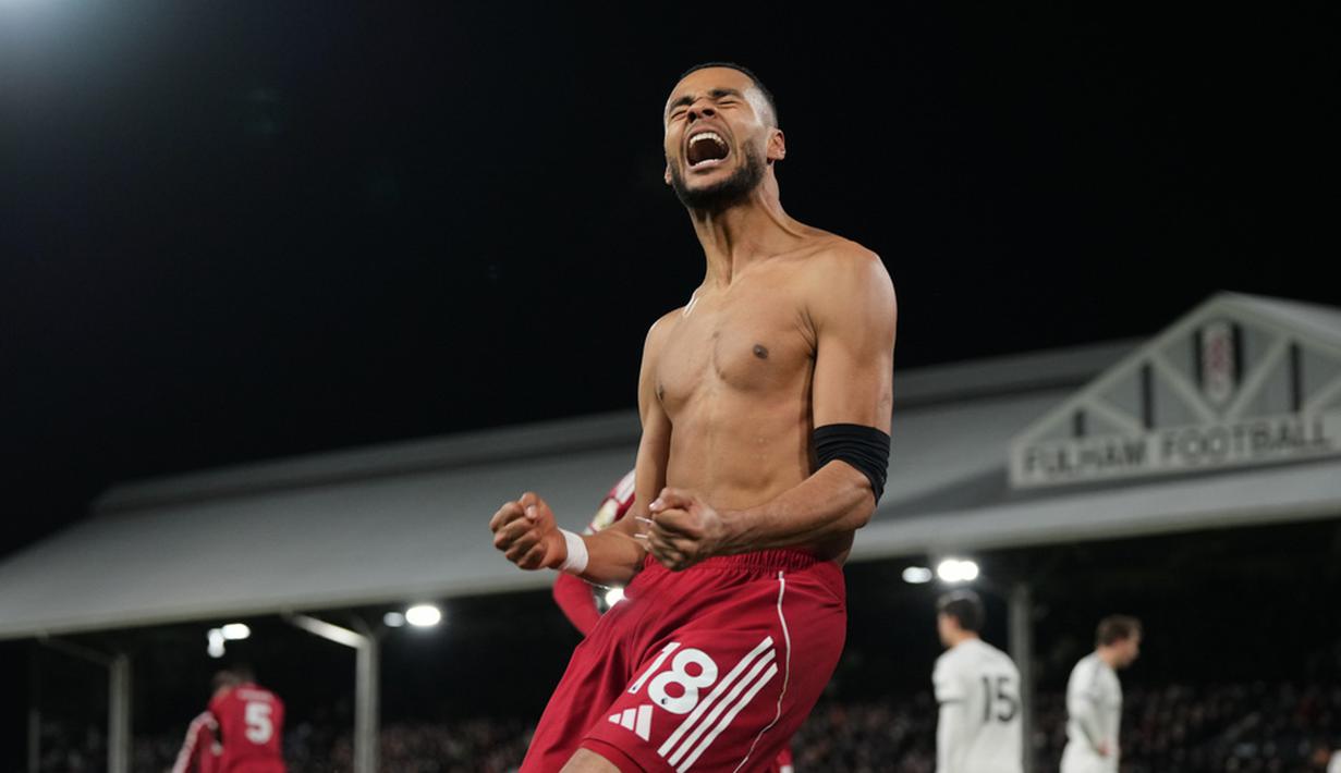 Fulham dan Liverpool harus puas berbagi poin setelah bermain imbang 2-2 dalam duel dramatis di pekan ke-20 Premier League. Gol Harry Wilson di babak pertama disamakan oleh Florian Wirtz di paruh kedua. Liverpool berbalik memimpin lewat aksi Cody Gakpo sebelum dibalas gol spektakuler Harrison Reed. (AP Photo/Alastair Grant)