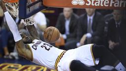 Pemain Cleveland Cavaliers,  LeBron James #23 melakukan dunks saat melawan Warriors pada game ke-6 Final NBA di Quicken Loans Arena, Jumat (17/6/2016) WIB. Cavs menang 115-101. (Mandatory Credit: David Richard-USA TODAY Sports)