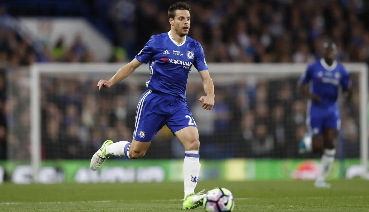 Bek Chelsea, Cesar Azpilicueta masuk dalam daftar pemberi assist terbanyak di Premier League dengan koleksi lima asisst hingga pekan ke-16. (AFP/Adrian Dennis)