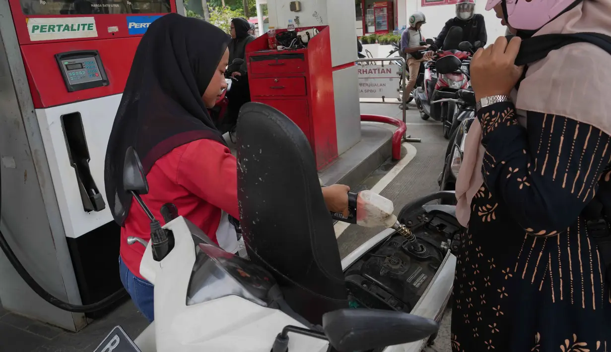 Seorang petugas mengisi tangki sepeda motor di sebuah Stasiun Pengisian Bahan Bakar Umum (SPBU) di pinggiran Jakarta, Senin 9 Maret 2026. Di tengah konflik Timur Tengah, pemerintah berencana meningkatkan infrastruktur penyimpanan hingga 3 bulan ke depan. (AP Photo/Tatan Syuflana)