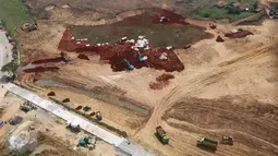 Suasana pembangunan kota baru berskala internasional di Kota Meikarta, Lippo Cikarang, Sabtu (13/05). Sebanyak 250 ribu unit apartemen mulai dibangun pada tahap pertama. (Liputan6.com/Fery Pradolo)