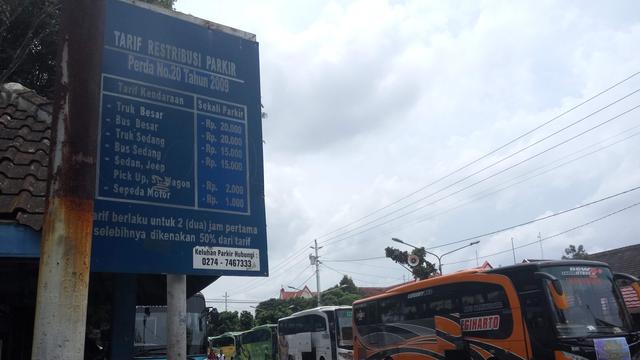 Tarif Parkir Bus  di  Yogyakarta Diam  Diam  Merangkak 