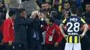 Pelatih Besiktas, Senol Gunes memegangi kepalanya setelah terkena lemparan benda tajam dari tribun penonton pada semifinal Piala Turki melawan Fenerbahce di Istanbul, Kamis (19/4). Insiden di menit ke-58  ini membuat pertandingan terpaksa ditunda. (AFP)