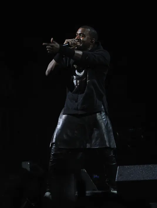 Termasuk sang istri, Kim Kardashian, yang langsung batal menghadiri sebuah acara di New York City lantaran ingin menemani suaminya. (AFP/Bintang.com)