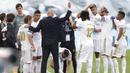 Pelatih Real Madrid, Zinedine Zidane, memberikan arahan kepada anak asuhnya saat melawan Eibar pada laga La Liga di Estadio Alfredo Di Stefano, Senin (15/6/2020). Real Madrid menang 3-1 atas Eibar. (AP/Bernat Armangue)