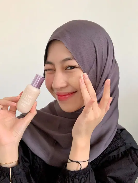 Di foto lainnya, Adiba mengunggah konten promosi makeup yang digunakannya. Di sini pun gayanya tak berlebihan. Adiba berhasil memancarkan aura adem yang cantik dengan mengenakan hijab abu-abu keunguan dan outfit hitam. [Foto: Instagram/adiba.knza]