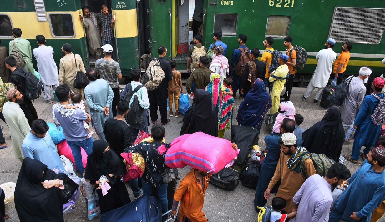 Meski begitu, mayoritas umat muslim Pakistan akan berusaha pulang ke kampaung halaman untuk merayakan hari raya bersama keluarga. Tradisi ini menjadi penanda kekuatan ikatan kekeluargaan umat Muslim di Pakistan. Tampak dalam foto, orang-orang menunggu kereta penumpang untuk pulang ke kampung halaman untuk Hari Raya Idul Fitri yang akan datang, sekaligus menandai berakhirnya bulan suci Ramadan, di sebuah stasiun kereta api di Karachi, Pakistan, Selasa 17 Maret 2026. (AP Photo/Ali Raza)