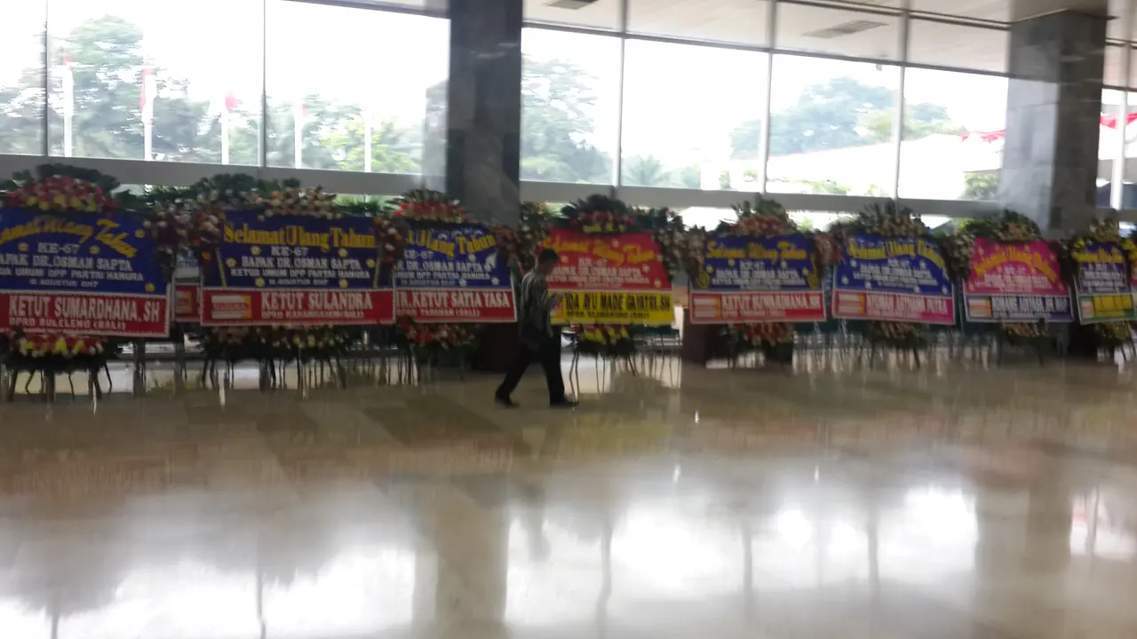 Mayoritas karangan bunga yang terpajang di Gedung Nusantara III DPR berasal dari kader Hanura.