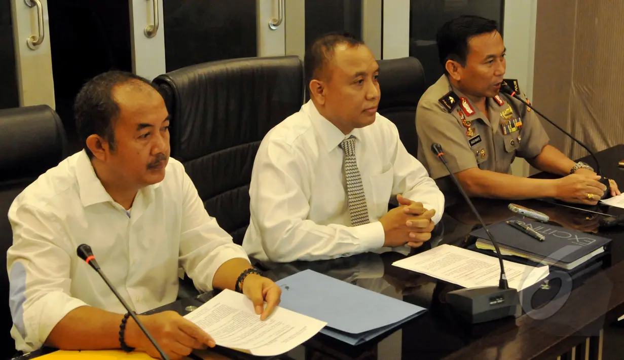 Karopenmas Brigjen Pol. Agus Rianto (kanan) memberikan keterangan terkait penyelundupan trenggiling yang akan diseludupkan ketika rilis pengungkapan kasus tersebut di Bareskrim Mabes Polri, Jakarta, Senin (27/042015). (Liputan6.com/Andrian M Tunay)