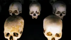 Tengkorak korban genosida tersimpan dalam Museum Peringatan Genosida Gisozi di Kigali, Rwanda (6/4). Museum ini didirikan untuk mengenang masa lalu kelam yang bersejarah di Rwanda. (REUTERS/Baz Ratner)