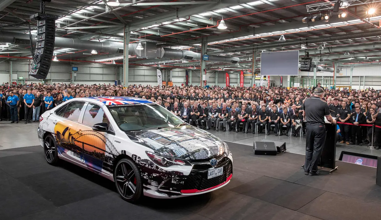 Camry hybrid, mobil Toyota terakhir yang diproduksi di Australia diperlihatkan ke pekerja di Altona, Melbourne (3/10). Total produksi mobil mereka mencapai 3.451.115 unit. Mobil Camry, Corolla dan Corona mendominasi produksi. (Toyota Australia via AP)