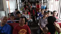 Sejumlah penumpang menjajal layanan bus Transjakarta koridor 13 rute Tendean-Ciledug, Jakarta, Minggu (13/8). Layanan gratis ini memberikan kesempatan kepada masyarakat yang ingin mengakses koridor 13. (Liputan6.com/Herman Zakharia)