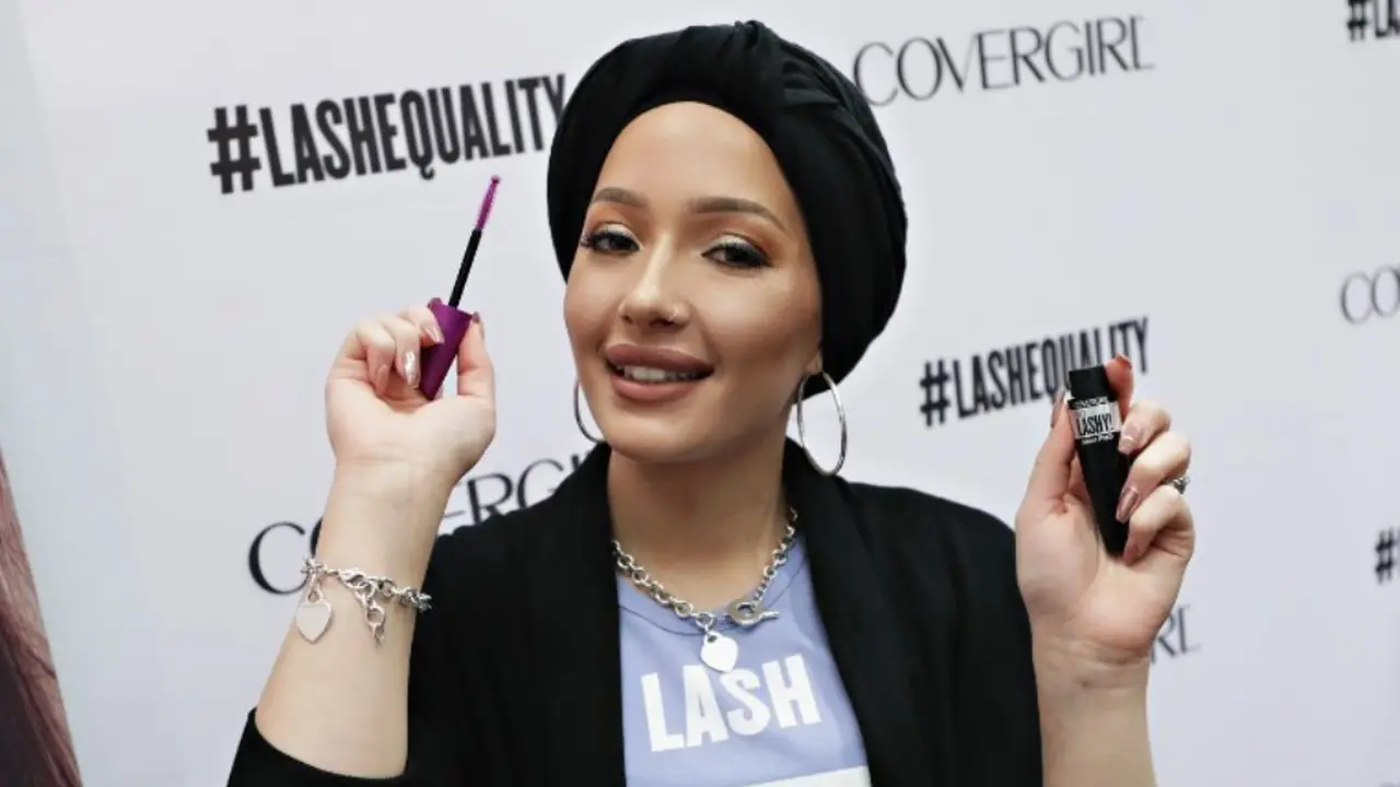 Perempuan Berhijab Jadi Duta Kecantikan Kosmetik AS 