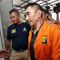 Gatot Brajamusti Tiba Di Polda (Adrian Putra/bintang.com)