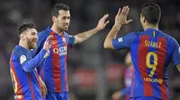 Pemain lincah Barcelona, Sergio Busquets (tengah) walaupun kalah tenar dibandingkan Lionel Messi namun memiliki peran penting bagi tim asal Catalan. Sergio telah mencetak 12 gol dari 432 kali penampilan bagi Barcelona.  (AFP/Lluis Gene)