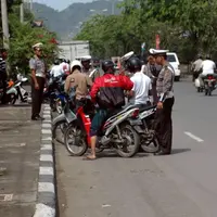 Sepanjang Maret, pengendara yang memasuki wilayah Jakarta perlu melengkapi surat kendaraan kamu. Polda Metro Jaya gelar razia gede-gedean.