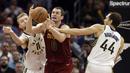 Pemain Cleveland Cavaliers, Kevin Love (tengah) berusaha keluar dari adangan dua pemain Indiana Pacers pada laga NBA basketball di Quicken Loans Arena, Cleveland, Kamis, (2/11/2017) pagi WIB. Cleveland kalah 107-124. (AP/Tony Dejak)