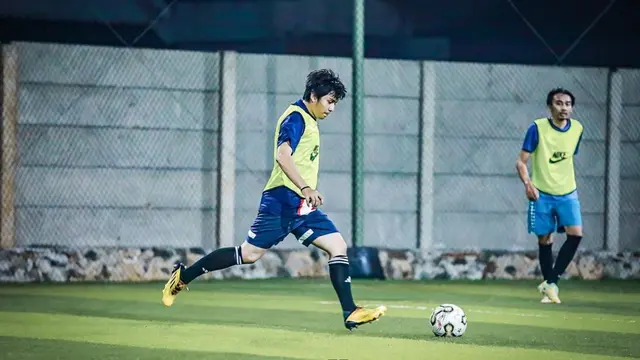 Jadi Hobi, Ini Momen Arbani Yasiz saat Asyik Bermain Sepak Bola