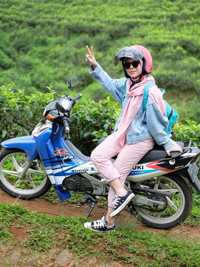 6 Momen Lesty Kejora Pulang Kampung Naik Motor, Gayanya Curi Perhatian