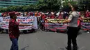 Seorang petugas tampak mengawal aksi long march ratusan massa Laskar Dewaruci menuju MK, Jakarta, (8/10/14). (Liputan6.com/Johan Tallo) 