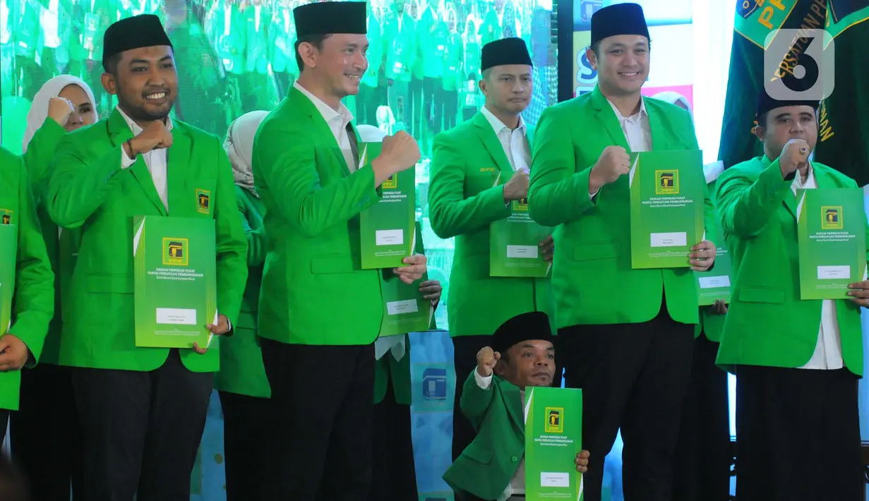 Bakal calon anggota legislatif (Bacaleg) dari PPP, Usnan Batubara atau Ucok Baba dan Gilang Dirgahari (Gilang Dirga) menerima berkas dan surat tugas  di Kantor DPP PPP, Jakarta, Rabu (7/6/2021). (merdeka.com/Imam Buhori)