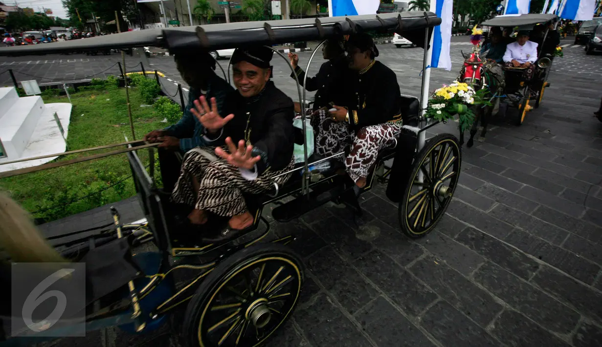 Sejumlah peserta mengikuti kirab dengan menaiki andong melintasi kawasan Tugu ,Yogyakarta,(14/5/2016).Kirab di laksanakan untuk menyambut peringatan ulang tahun satu abad kabupaten sleman.(Boy Harjanto)