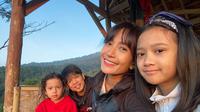 Artika Sari Devi dan Baim bersama kedua anaknya saat beristirahat di sela-sela pendakian di Gunung Salak, Bogor (Dok.Instagram/@baimguitar/https://www.instagram.com/p/CEnXxg-nq5F/Komarudin)