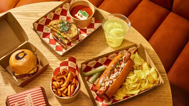 Kemewahan Mode Lewat Secangkir Kopi di Coach Coffee Shop Permanen, Singapura