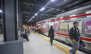 Masyarakat diminta memperhatikan perubahan jalur masuk stasiun, terutama bagi pengguna KRL yang selama ini memakai akses lama. Tampak dalam foto, calon penumpang berjalan saat uji coba Stasiun Rangkasbitung Ultimate di Lebak, Banten, Senin (24/11/2025) malam. (merdeka.com/Arie Basuki)