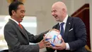 Presiden Joko Widodo (kiri) dengan Presiden Induk Asosiasi Sepakbola Dunia (FIFA) Gianni Infantino saat bertemu di Istana Negara, Jakarta, Selasa (18/10/2022). Pertemuan dengan Presiden FIFA membahas manajemen stadion sepakbola. Khususnya, yang berkaitan dengan fasilitas-fasilitas di stadion serta standarnya. (AP Photo/Achmad Ibrahim)