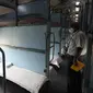 Petugas memeriksa gerbong kereta api yang disiapkan untuk menjadi pusat perawatan pasien Covid-19, saat Ibu Kota India berjuang menahan lonjakan kasus virus corona, di New Delhi, Rabu (1/7/2020). New Delhi menjadi kota dengan penularan paling parah di India, diikuti Mumbai. (AP Photo/Manish Swarup)