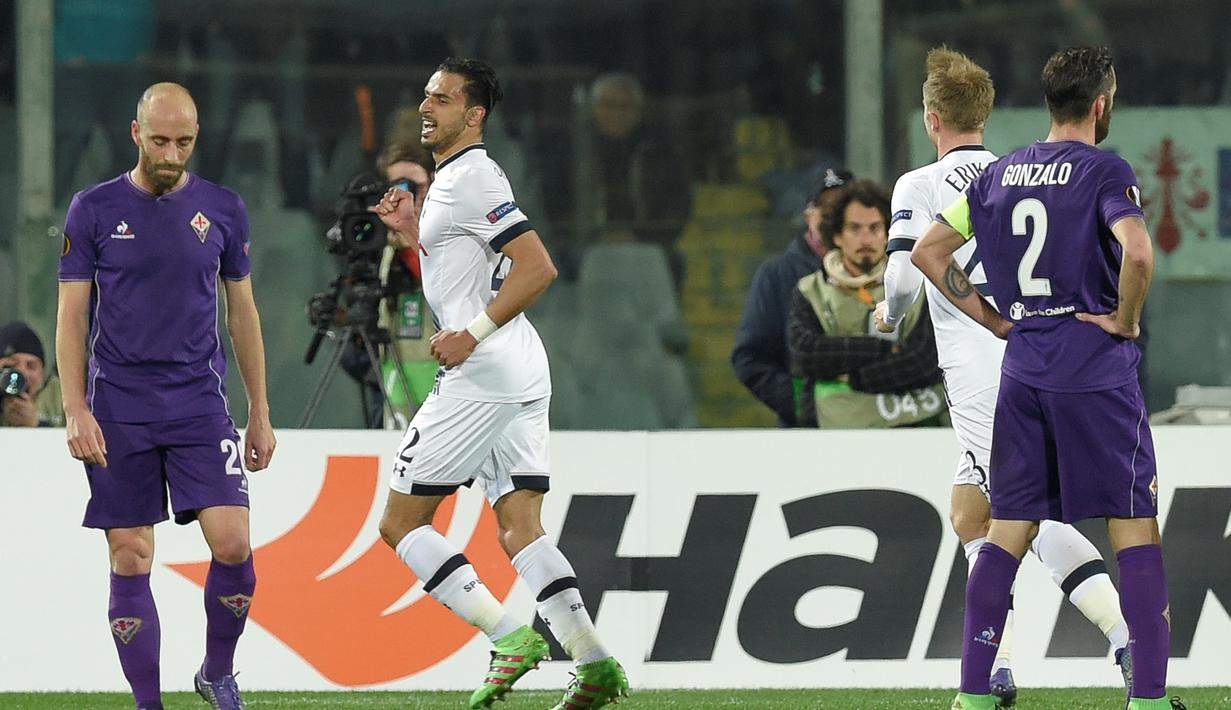 Selebrasi pemain Tottenham Hotspur, Nacer Chadili, setelah mencetak gol ke gawang Fiorentina dalam leg pertama babak 32 besar Liga Europa di Stadion Artemio Franchi, Italia, Jumat (19/2/2016) dini hari WIB. (AFP/Andreas Solaro)