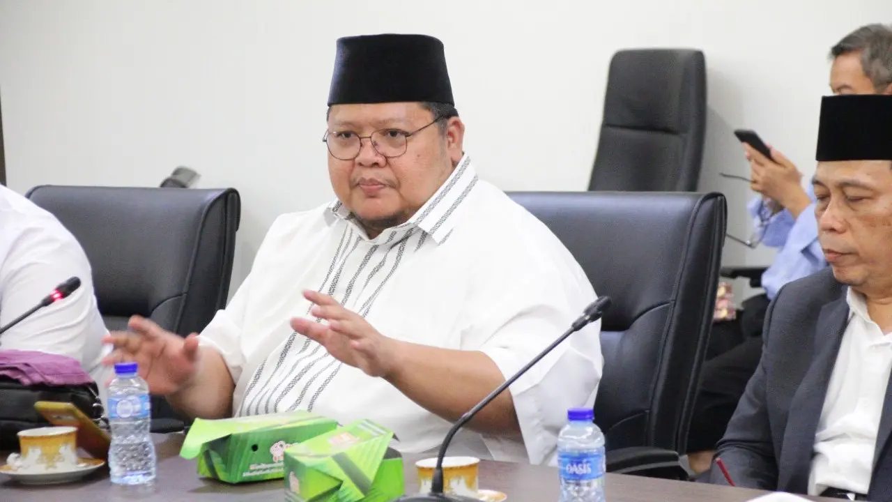 Anggota DPRD DKI Jakarta Komisi B, Ade Suherman, mendorong agar efisiensi anggaran tidak mengurangi kualitas pelayanan transportasi publik bagi masyarakat di Jakarta. (Liputan6.com/Winda Nelfira)