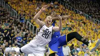 Forward Golden State Warriors, Kevin Durant (kanan), melanggar forward Utah Jazz, Gordon Hayward, pada Gim 3 Semifinal Wilayah Barat di Utah, Sabtu (6/5/2017). (AP Photo/Rick Bowmer)