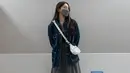 Jaket denim oversize juga bisa menjadi pilihan padu padan yang cocok digunakan untuk menegaskan kesan kasual. Bahkan, Kyra memilih memakai jaket denim yang dipadukan dengan sling bag putih serta simpel dres. (Liputan6.com/IG/@kyranayda)