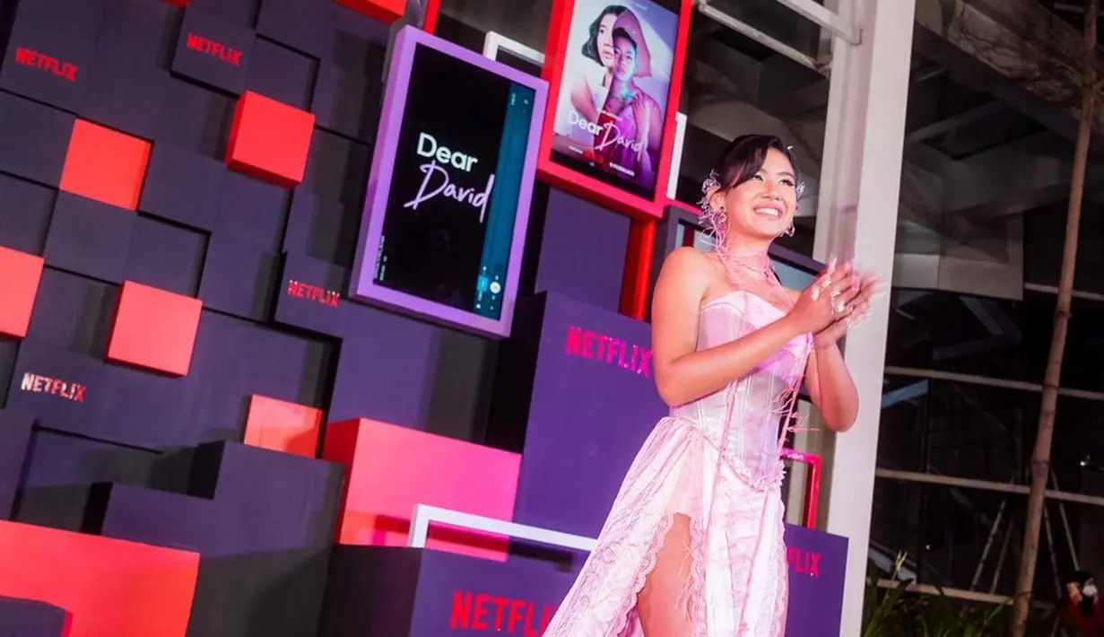 Shenina Cinnamon tampil memukau saat menghadiri gala premiere film Dear David. Film garapan sutradara Lucky Kuswandi ini mengangkat kisah murid pemegang beasiswa bernama Laras yang memiliki blog rahasia berisi fantasinya tentang David, bintang sepak bola sekolah yang ia sukai. (Liputan6.com/IG/@shenacinnamon)