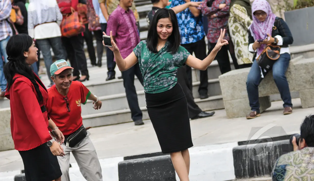 Warga sibuk berfoto di Jalan Asia Afrika, Bandung yang sedang disterilkan dari kendaraan bermotor, Jumat (24/2015). Pensterilan jalan diberlakukan saat berlangsungnya puncak perayaan ke-60 Konferensi Asia Afrika di Bandung. (Liputan6.com/Faizal Fanani)