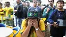 Seorang fans yang menyaksikan laga timnya, menangis setelah gawang Brasil kebobolan pada babak semifinal Piala Dunia 2014 melawan Jerman, Selasa (8/7/14). (REUTERS/Ueslei Marcelino)